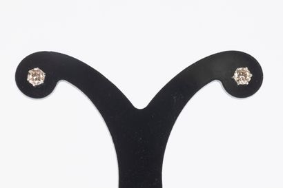 Paire de clous d'oreilles en or blanc 750°/.0g40...