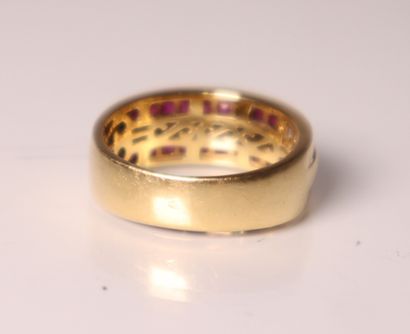 Bague en or jaune ornée de de petites rose...