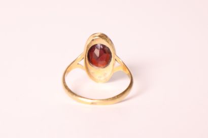 Bague en or jaune ornée d'un grenat. 2,90g...