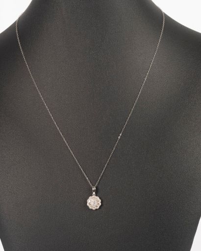 Collier en or blanc 750°/.(18K) 1g45 orné...