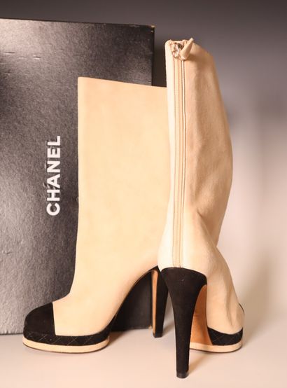 CHANEL. Paire de bottes bicolor beige et...