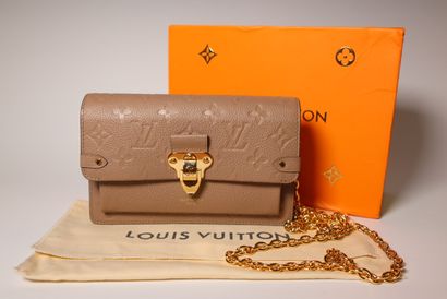 LOUIS VUITTON. Sac VAVIN BB en cuir grainé...