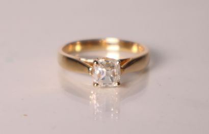 Bague solitaire en or jaune ornée d'un diamant...