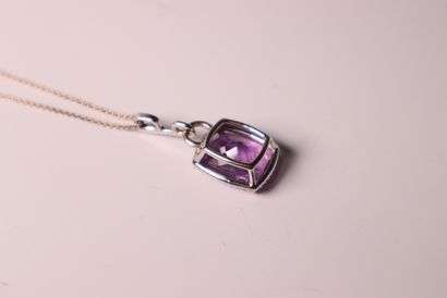 Pendentif en or gris ornée d'un améthyste...