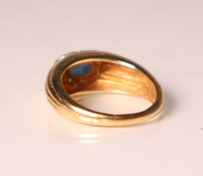 Bague jonc en or jaune ornée en son centre...