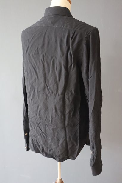 GUCCI. Chemisier noir en soie. Taille 42...