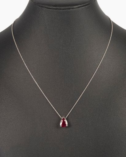 Pendant Pear and its chain mesh forçat in...