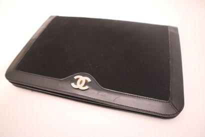 CHANEL. Pochette modèle Tiemless, en cuir...