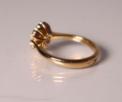 Bague marguerite en or jaune ornée de petits...