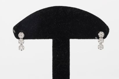 Pair of earrings in white gold 750°/.(18K)...