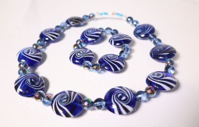 Collier et bracelet en pâte de verre en camïeux...