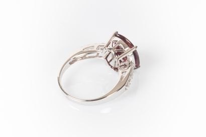 Bague en or gris sertie d'un rubis naturel...