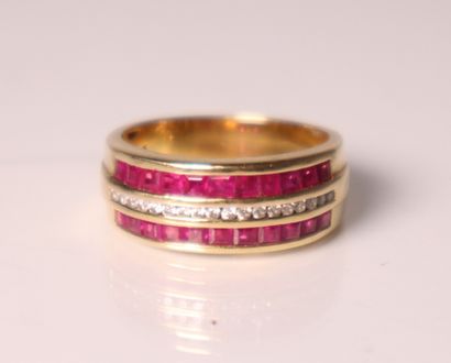 Bague en or jaune ornée de de petites rose...