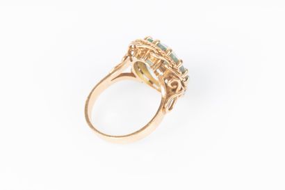 Bague en or jaune sertie d'aigue marine....