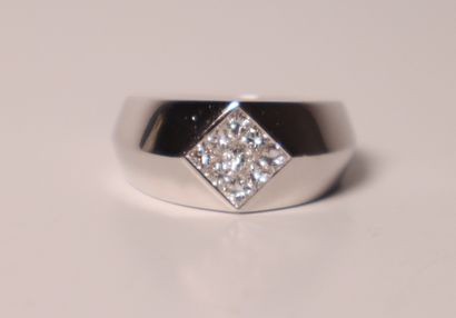 Bague en or blanc forme chevalière sertie...