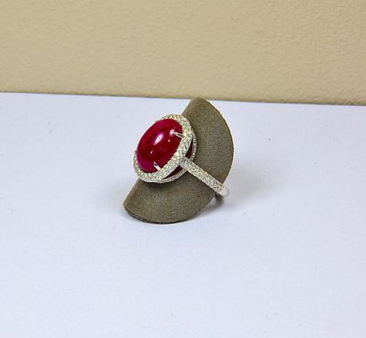Bague en or blanc centrée d'un rubis ovale...