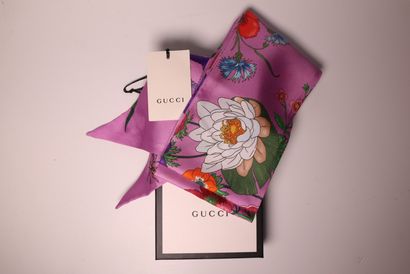 GUCCI. Noeud de cou en soie à décor floral....
