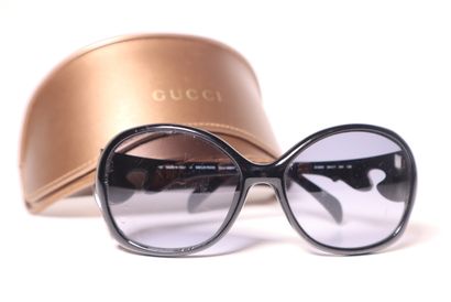 GUCCI. Paire de lunettes de soleil avec étui....