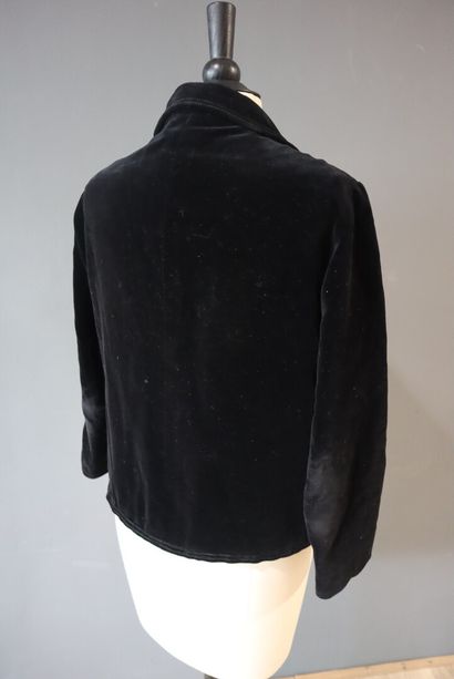 CHANEL. Veste blaser en velours noir et chaîne...