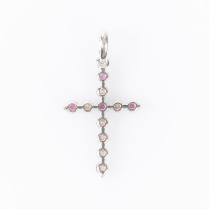 Croix en or blanc 750°/.(18K) 0g55 sertie...