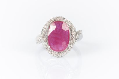 Oval openwork ring in white gold, 6g45, set...