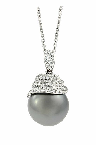 Pendentif en or blanc soutenant une importante...