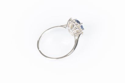 Bague marguerite en or blanc 750°/.(18K)...