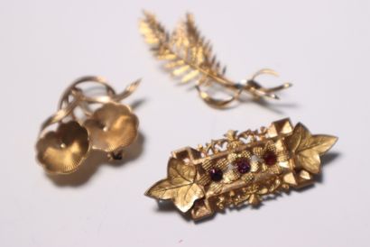 3 broches anciennes en métal doré.