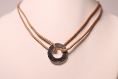 DINH VAN. Pendentif en or gris 750 millièmes...