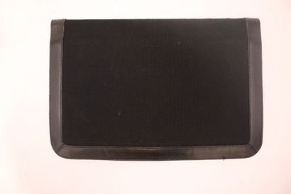 CHANEL. Pochette modèle Tiemless, en cuir...