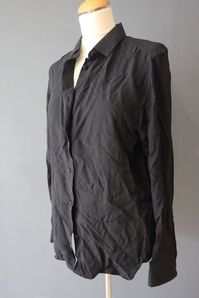 GUCCI. Chemisier noir en soie. Taille 42...