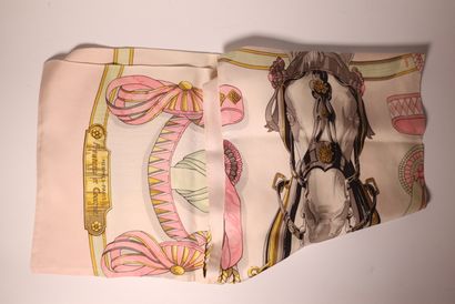 HERMES. Foulard en soie à fond beige, modèle...