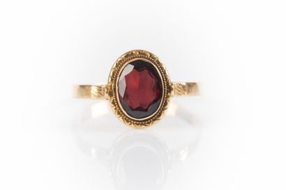 Yellow gold ring set with a garnet. 2.16...