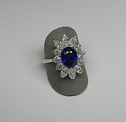 Bague en or blanc centrée d'un saphir de...