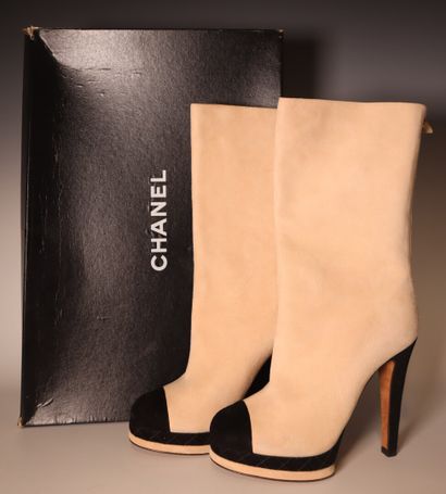 CHANEL. Paire de bottes bicolor beige et...