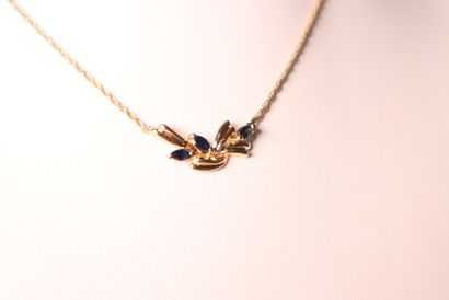 Collier pendentif en or jaune orné de petite...