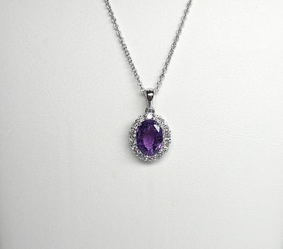 Pendentif en or blanc serti d'un rare saphir...