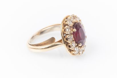 Bague marguerite en or jaune ornée d'un rubis...
