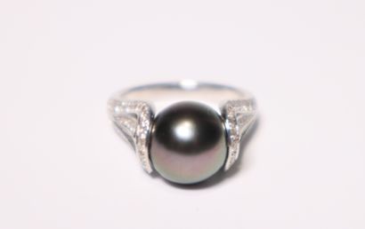 White gold ring set with 18 diamonds and...