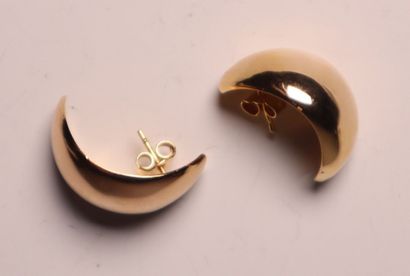 Paire de boucles d'oreilles en or jaune....