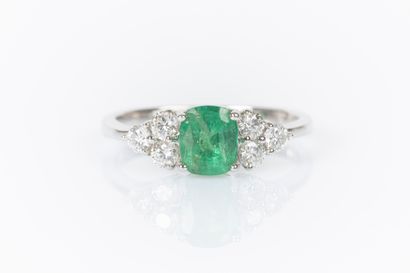 Bague or blanc 2g95, sertie d'une Emeraude...