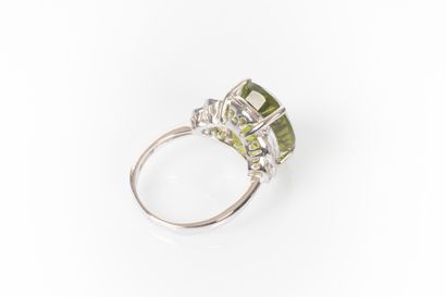 Bague en or gris sertie d'un péridot ovale...