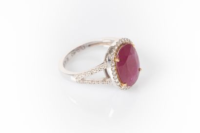 Bague en or de deux tons sertie d'un rubis...