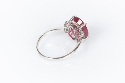 Ring in white gold 750°/.(18K) 3g85 set with...