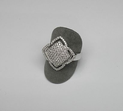 White gold ring with square-shaped plate...