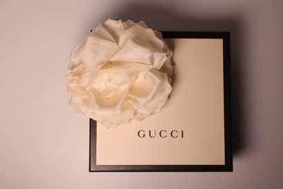 GUCCI. Broche en soie écru à décor d'une...