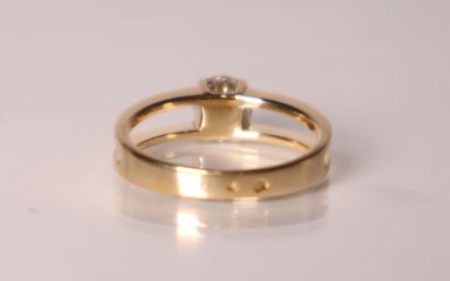 Bague solitaire en or jaune ornée d'un diamant...