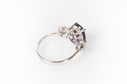 Bague en or gris sertie d'une améthyste ovale...