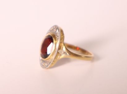 Bague en or jaune ornée d'un grenat. 2,90g...