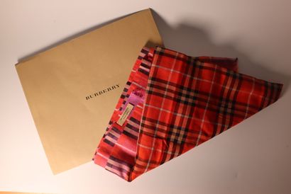 BURBERRY. Etole en laine fine écossaise....